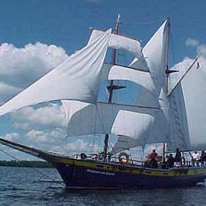 S/Y BIEGNĄCA PO FALACH